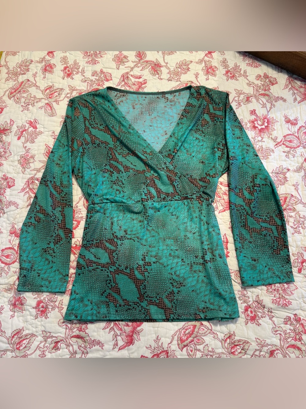 Vintage 90s Beautiful Green Snake-Print Wrap V-Neck Long Sleeve Top